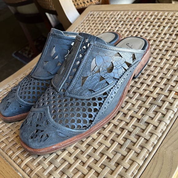 FREE PEOPLE MULES. Great condition! Size 37.5 - Picture 2 of 6